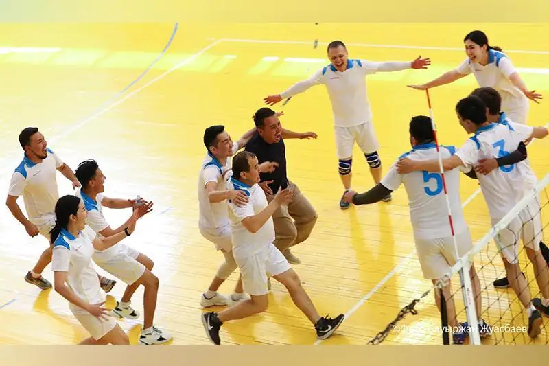 ۆولەيبولدان جۋرناليستەر اراسىنداعى تۋرنيردە قازاقپارات كومانداسى جەڭىسكە جەتتى - فوتو