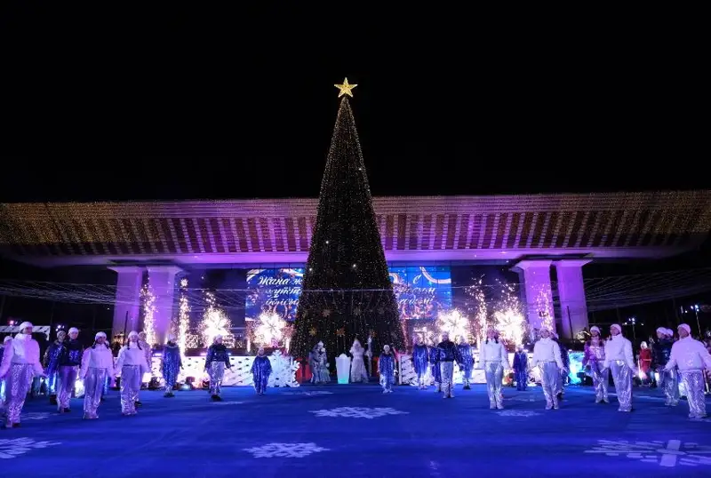 Главную елку зажгли в Алматы