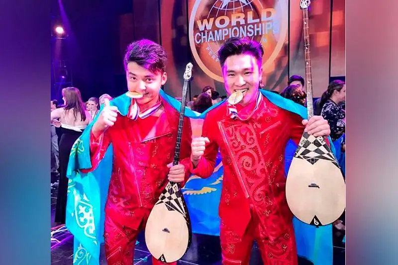 قازاقستاندىق دومبىراشىلار ۇلى بريتانياداعى تالانتتار شوۋىندا «التىن» الدى