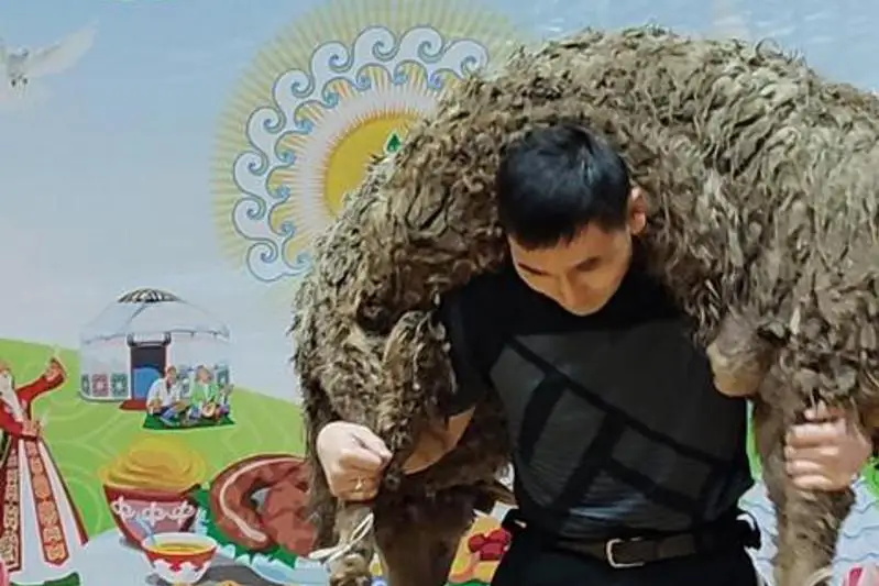 Миллион тенге выиграл силач на турнире в Караганде