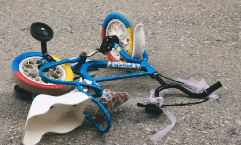 Двое детей погибли под колесами машин своих родителей в Абайской области