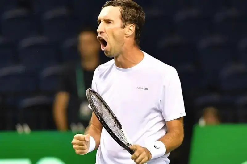 Теннисист из Казахстана сотворил сенсацию и вышел в полуфинал турнира в Италии