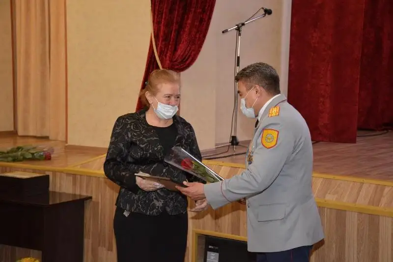 35 человек в преддверии праздника наградили полицейские СКО