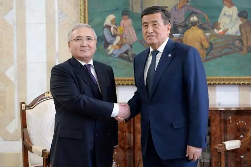 قازاقستان ەلشىسى قىرعىز پرەزيدەنتىنە سەنىم گراموتاسىن تاپسىردى