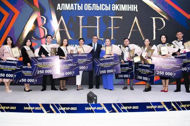 Лучших молодых спортсменов, врачей, учителей и волонтеров наградили в Алматинской области