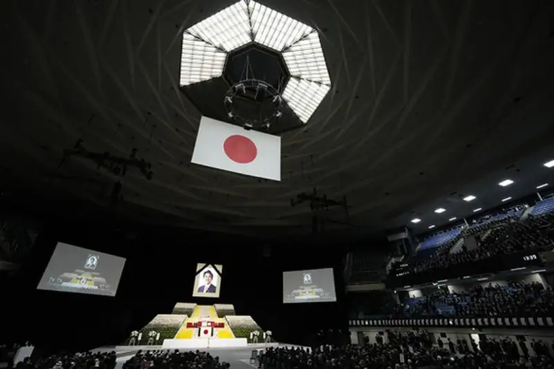 Japon Premer-Mınıstrin jerleý rásimine 6 myńnan astam adam qatysty