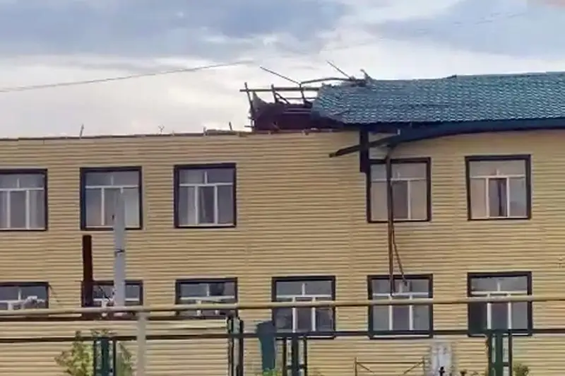 Шквальный ветер снес крышу школы в Атырау