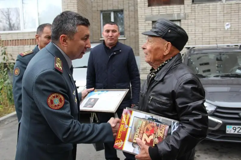 Под окнами дома 88-летнего труженика тыла сыграл военный оркестр Нацгвардии