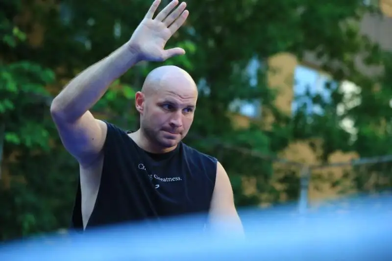 يۆان دىچكو نۇر-سۇلتانداعى بوكس كەشىندە رەسەيلىك بوكسشىمەن جۇدىرىقتاسادى