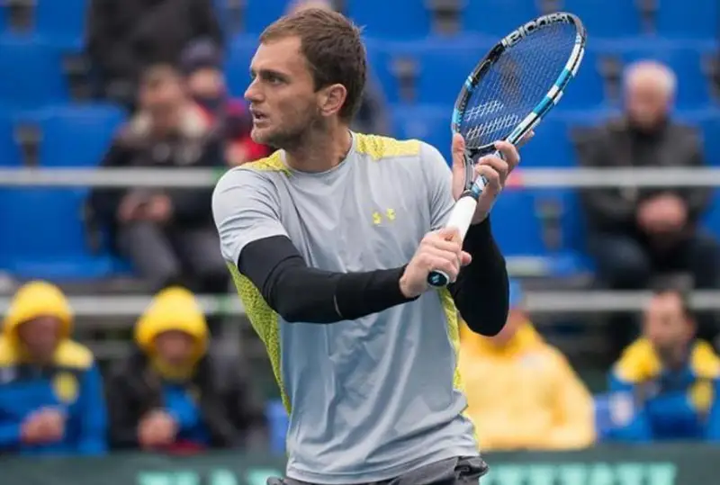 Казахстанские теннисисты стартовали с победы на турнире в Истбурне