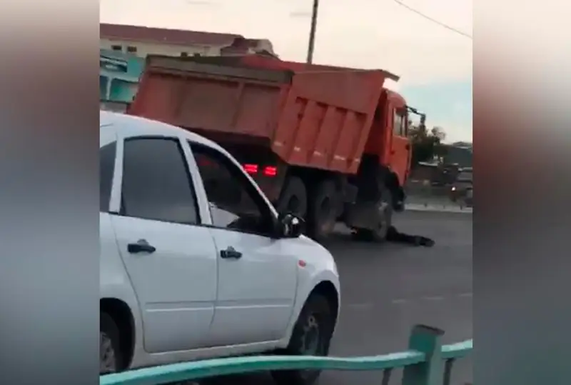 Atyraýda KamAZ-dyń astyna túsken jigit ózine qol salmaq bolǵan