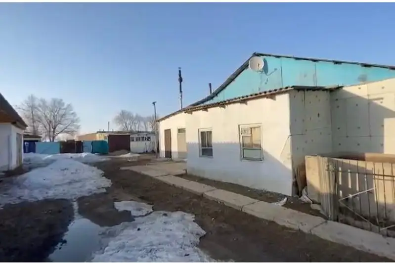 Órttiń kesirinen úsh balasy men úıinen aıyrylǵan qostanaılyq otbasy baspanaly boldy