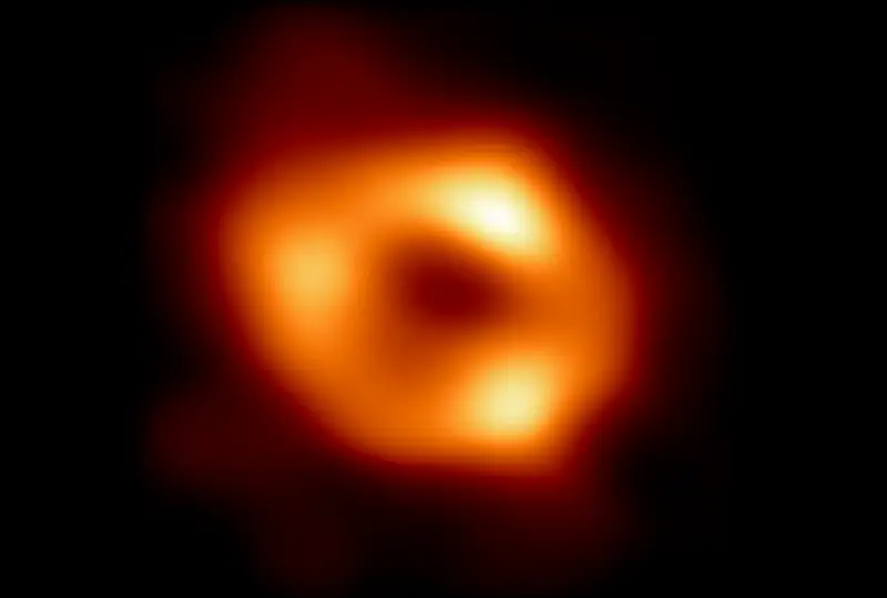 Первое изображение черной дыры в центре Млечного Пути показали астрономы