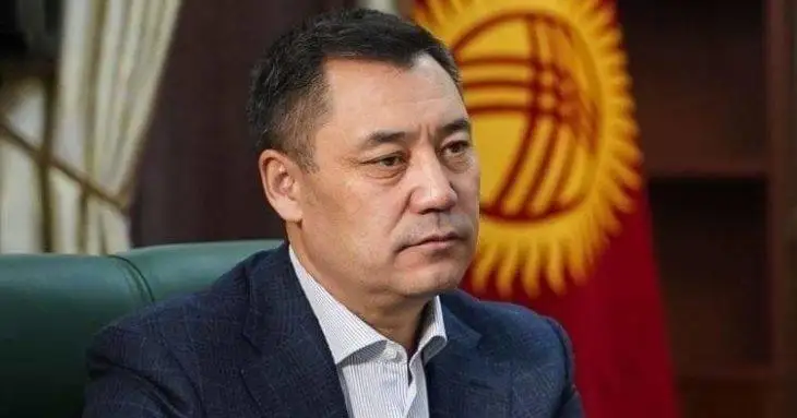 قىرعىزستان پرەزيدەنتى اكىمشىلىك عيماراتتارعا پورترەتىن ىلۋدەن باس تارتتى