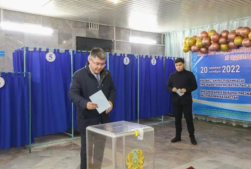 Аким Атырауской области проголосовал на выборах Президента