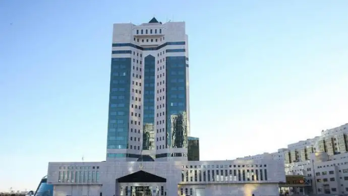 تۇرلەرىڭىز قازاق، تىلدەرىڭىز باسقا: بەكبولات تىلەۋحان دەپۋتاتتارعا ۇرسىپ تاستادى