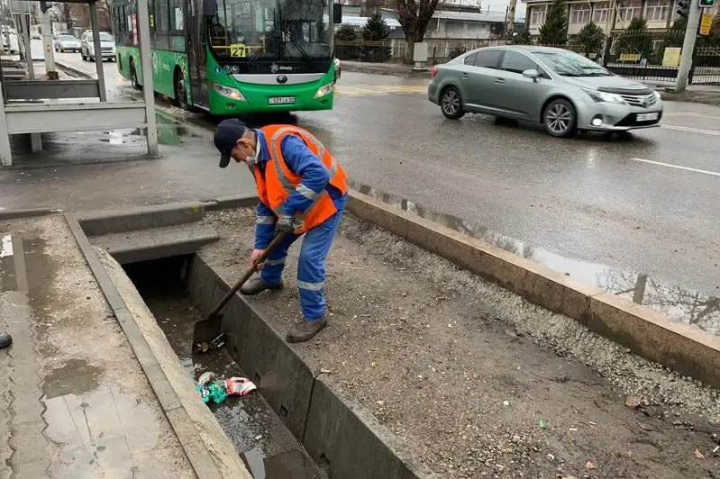 Арыки очистили в Алматы