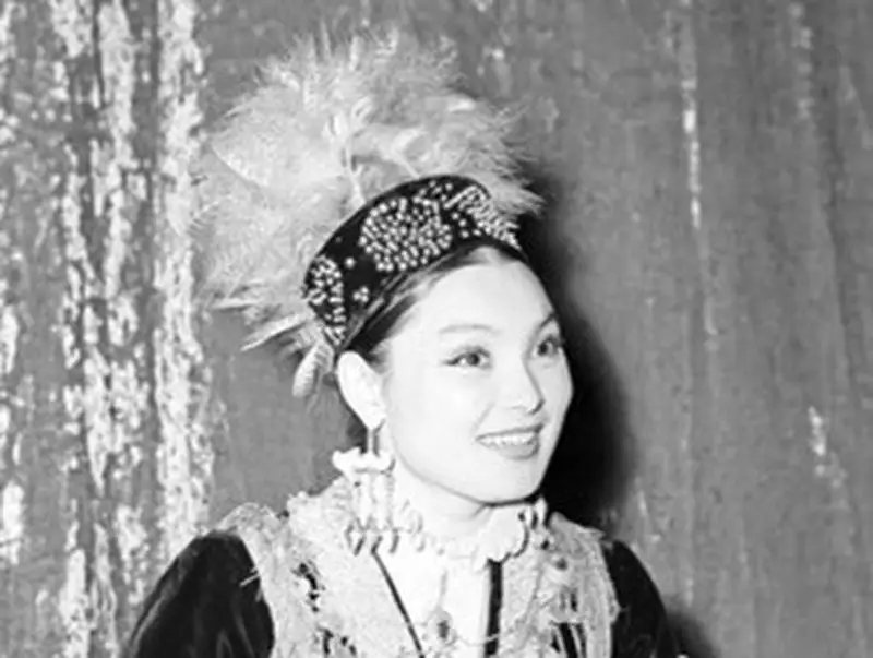 كەزىندە قوس بۇرىمىمەن ستاليندى تاڭ قالدىرعان قازاقتىڭ بۇلبۇل كومەي ءانشىسى كىم؟