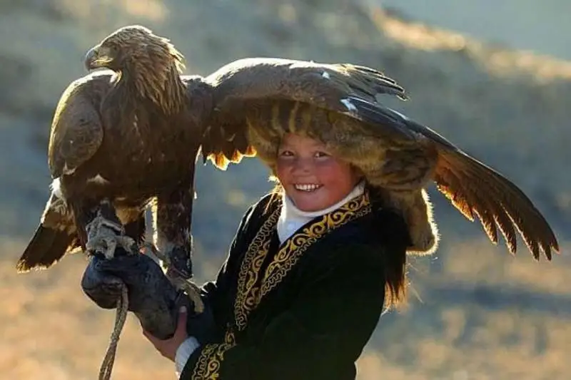 موڭعوليا كومپوزيتورى بۇركىتشى قىز ايشولپانعا تۋىندى ارنادى