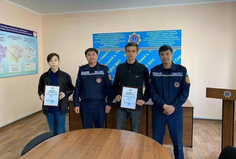 Школьника и студента наградили за спасение утопающего в Семее