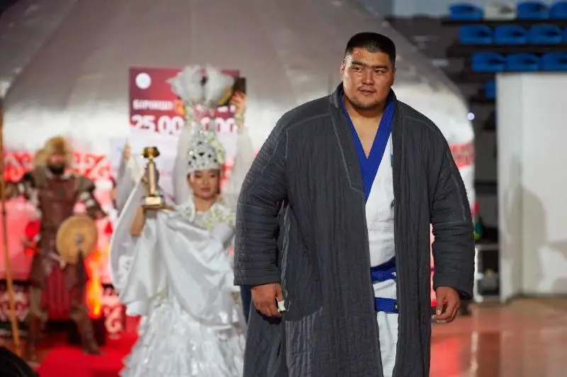 اياگوزدىكتەر «قازاقستان بارىسى» اتانعان داۋرەن نۇرالينوۆقا شاپان جاۋىپ، ات مىنگىزدى