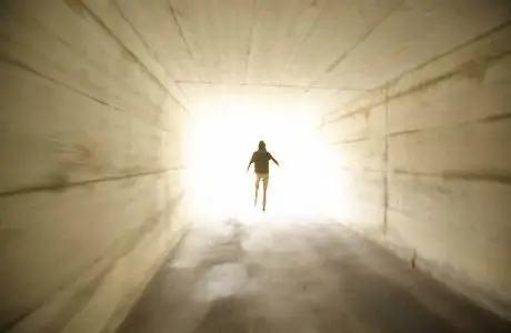 و دۇنيەگە بارىپ قايتقان قىز تۋرالى اڭگىمە