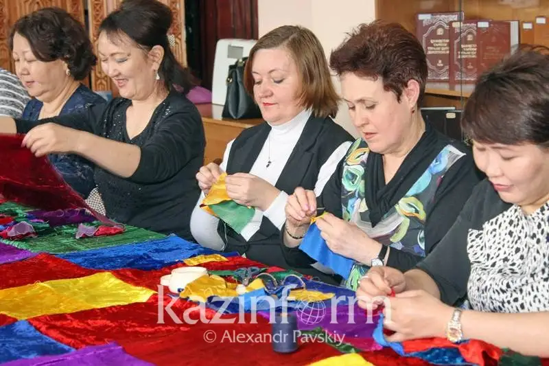 Алматылық келіншектер Гиннес кітабына енетін құрақ көрпені тігуге дайындалуда