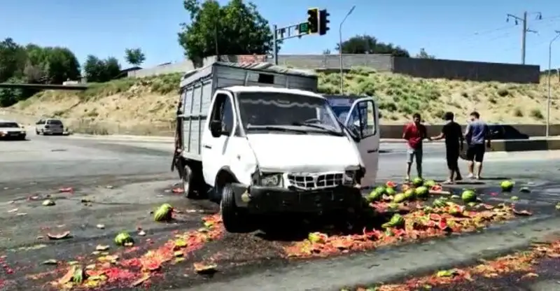 Рассыпались 4 тонны арбузов при массовом ДТП в Шымкенте
