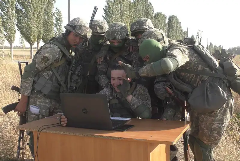 Солдаты-срочники на полигоне Жамбылской области общаются с родными по видеосвязи