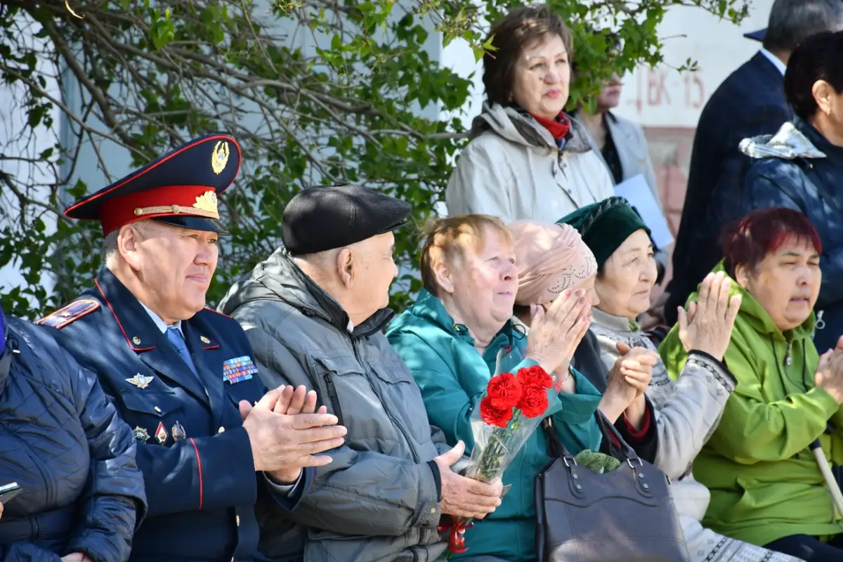 Песни военных лет исполнили акмолинские полицейские во дворах Кокшетау