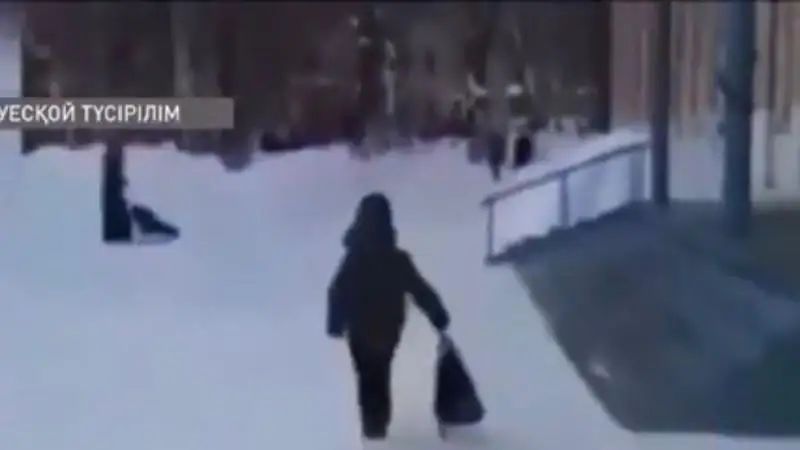 الەۋمەتتىك جەلىدە اياز اتانىڭ سوڭىنان قۋعان بالانىڭ ۆيدەوسى تارادى