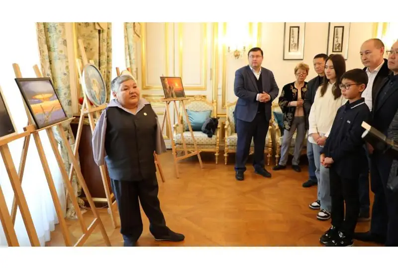 Картины карагандинского художника Карипбека Куюкова представили на выставках во Франции