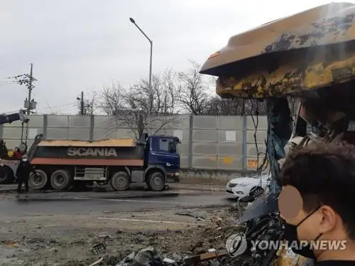 Кореяда  жүк көлігі мен автобус соқтығысып, 1 адам қаза тапты, 10-ы жарақаттанды