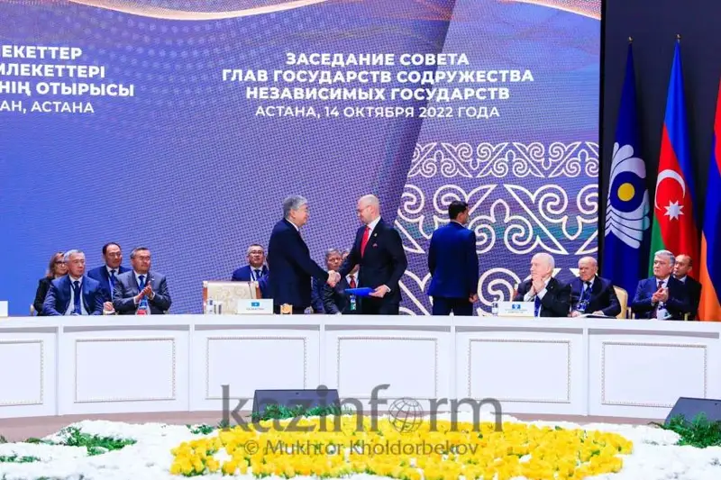 Президент Казахстана наградил грамотой СНГ главу МТРК «Мир»