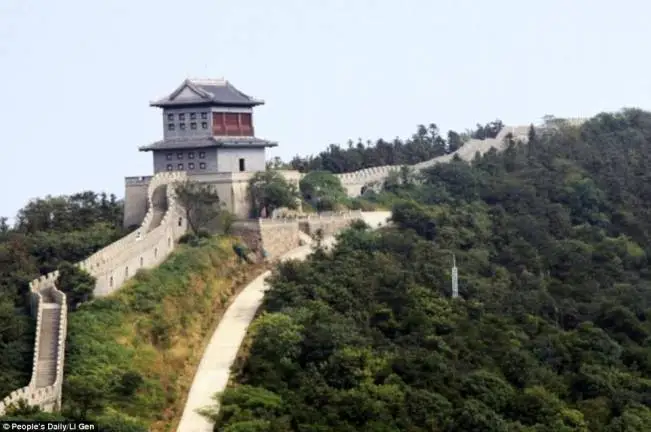 3A82973B00000578-3942208-The_wealthy_Huaxi_village_has_even_built_a_section_of_the_fake_G-a-81_1479466404858_651x432