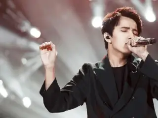 ديماش قۇدايبەرگەن ايگىلى لارا فابيانمەن دۋەت ورىندايدى