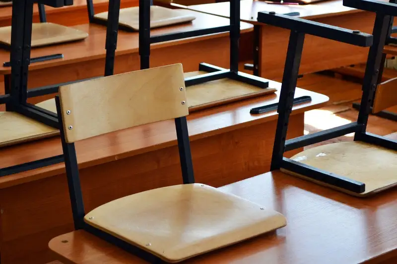 سەمەي مەكتەپتەرىندە ساباق توقتاتىلدى