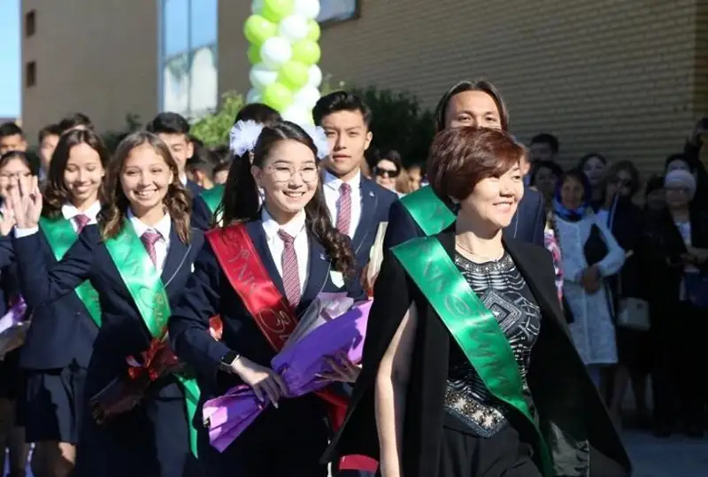 Приглашать артистов и аниматоров на выпускные запретили в Алматы