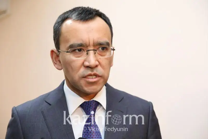 Máýlen Áshimbaev Parlament jumysynyń reglamenti ne sebepti ózgeretinin aıtty