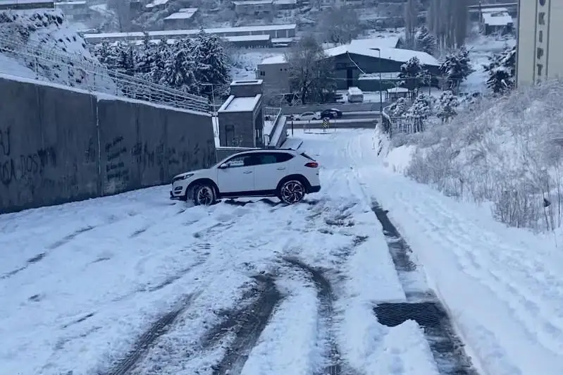ىستانبۇلدى قار باسىپ قالدى