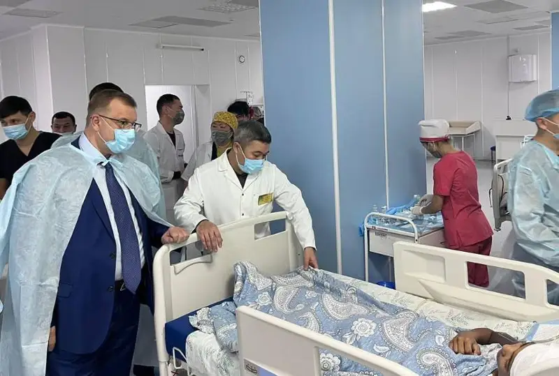 Пострадавших в ДТП детей посетил Вячеслав Дудник в больнице Актюбинской области