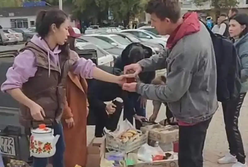 Qazaqstandyqtar Reseıden kelgenderge qalaı kómek kórsetip jatyr