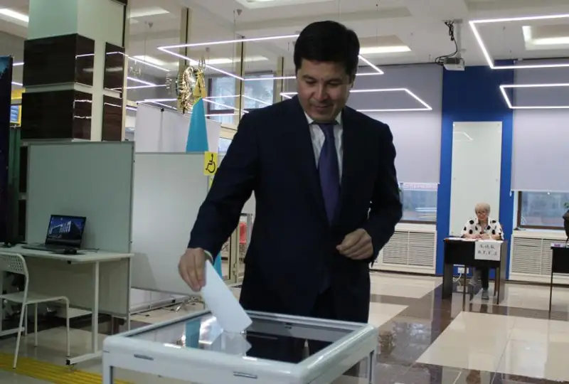Аким Павлодарской области проголосовал на референдуме