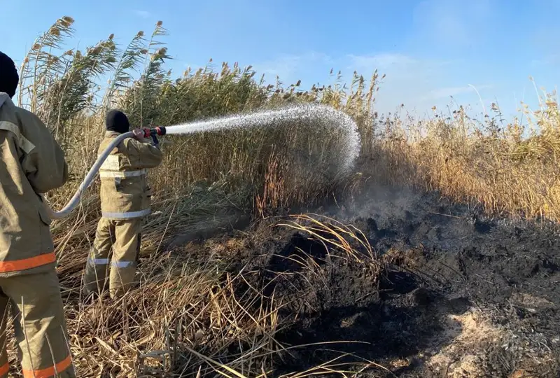 Потушен один очаг открытого загорания камыша в Атырау