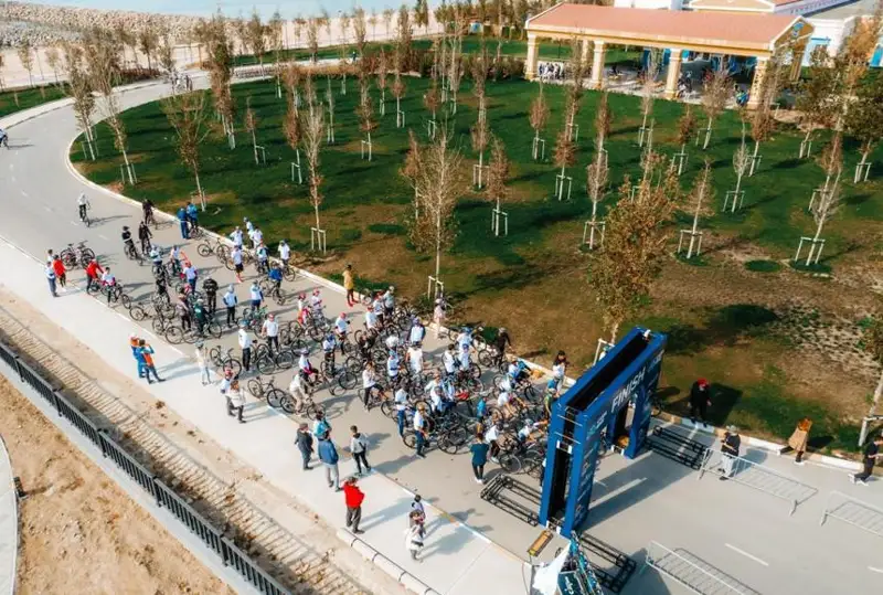 Aqtaýda «Caspi Bike» velojarysy men zamanaýı mýzyka festıvali ótti