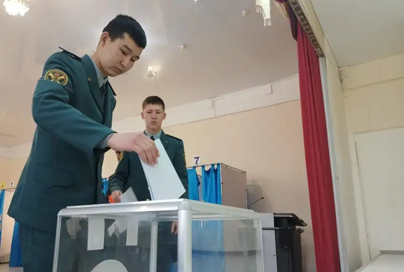 Курсанты и офицеры Военного института Сил воздушной обороны проголосовали в Актобе