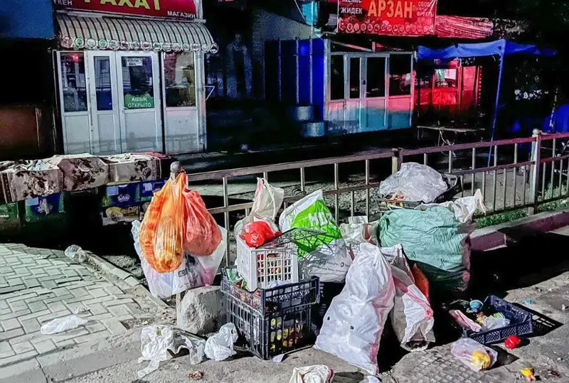 Горы мусора скопились на месте стихийной торговли в Талдыкоргане