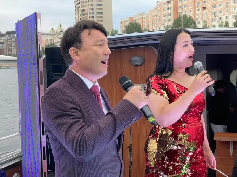 قازاق ەستراداسىنىڭ جۇلدىزدارى ەسىل ۇستىندەگى پاروحودتا ونەر كورسەتتى - فوتو