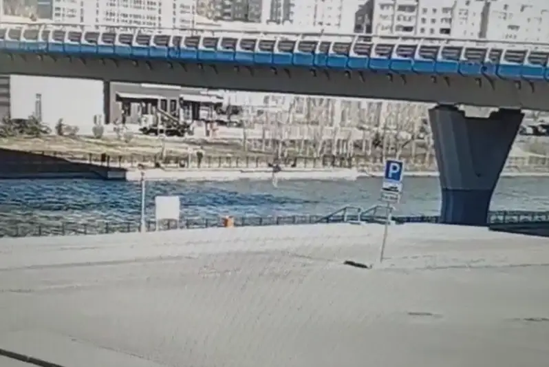 استانادا 16 جاستاعى قىز كوپىردەن سەكىرىپ كەتتى