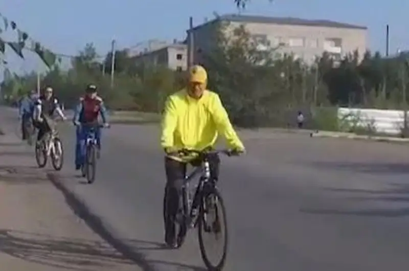 سەمەي اكىمى قالانى ۆەلوسيپەدپەن ارالاپ ءجۇر